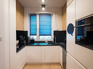 Mieszkanie w Poznaniu - Mała zamknięta z kamiennym blatem biała z zabudowaną lodówką z lodówką wolnostojącą z nablatowym zlewozmywakiem kuchnia w kształcie litery u z oknem, styl nowoczesny - zdjęcie od Vivere Colorito