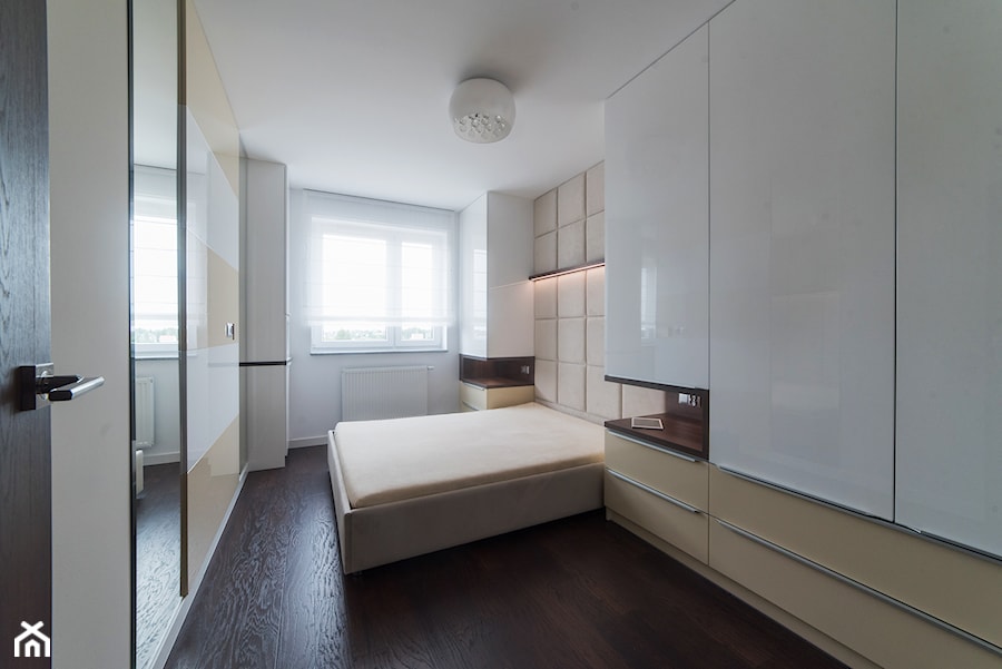 Mieszkanie w Swarzędzu - Średnia beżowa biała sypialnia, styl nowoczesny - zdjęcie od Vivere Colorito