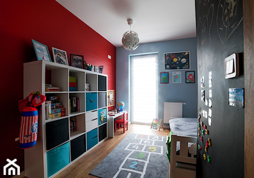 Dom w Komornikach - Średni czerwony czarny szary pokój dziecka dla dziecka dla chłopca dla dziewczynki, styl nowoczesny - zdjęcie od Vivere Colorito