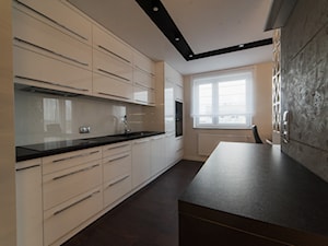 Mieszkanie w Swarzędzu - Średnia otwarta biała z zabudowaną lodówką kuchnia jednorzędowa z wyspą lub półwyspem z oknem, styl nowoczesny - zdjęcie od Vivere Colorito
