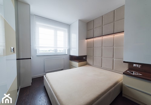 Mieszkanie w Swarzędzu - Średnia beżowa biała sypialnia, styl nowoczesny - zdjęcie od Vivere Colorito