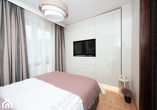 Sypialnia Justynów - Mała biała szara sypialnia, styl minimalistyczny - zdjęcie od efektWOW Sylwia Bieniek