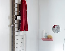 Grzejnik TABEO - Mała na poddaszu bez okna łazienka, styl skandynawski - zdjęcie od Kermi - Homebook