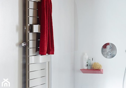 Grzejnik TABEO - Mała na poddaszu bez okna łazienka, styl skandynawski - zdjęcie od Kermi