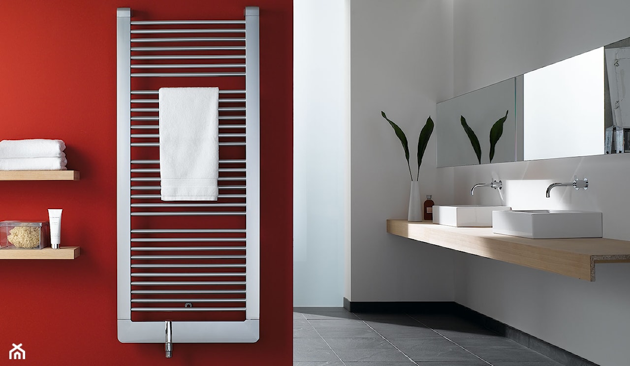 nowoczesna łazienka z czerwoną ścianą i grzejnikiem ściennym kermi