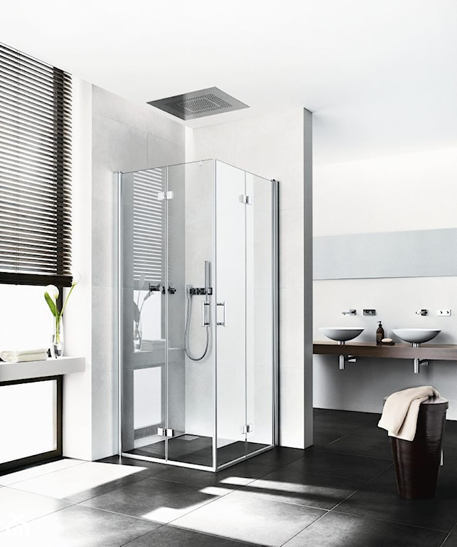 kabina prysznicowa walk-in, czarne płytki łazienkowe, minimalistyczna łazienka, brązowe żaluzje wewnętrzne