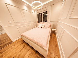 Aprtament Galmour STYLE Poznań - Mała biała sypialnia, styl glamour - zdjęcie od Fabryka DESIGNU