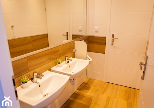 Hotel Happy Home - Mała bez okna z lustrem z dwoma umywalkami łazienka - zdjęcie od Fabryka DESIGNU
