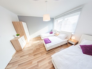 Hotel Happy Home - Średnia biała szara sypialnia - zdjęcie od Fabryka DESIGNU