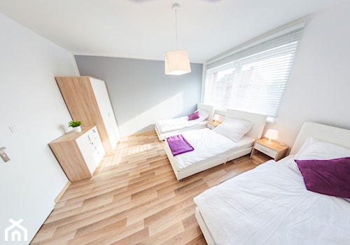 Hotel Happy Home - Średnia biała szara sypialnia - zdjęcie od Fabryka DESIGNU