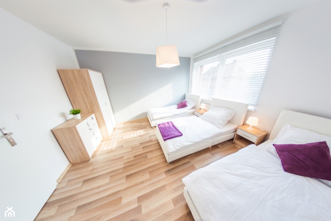 Hotel Happy Home - Średnia biała szara sypialnia - zdjęcie od Fabryka DESIGNU - Homebook