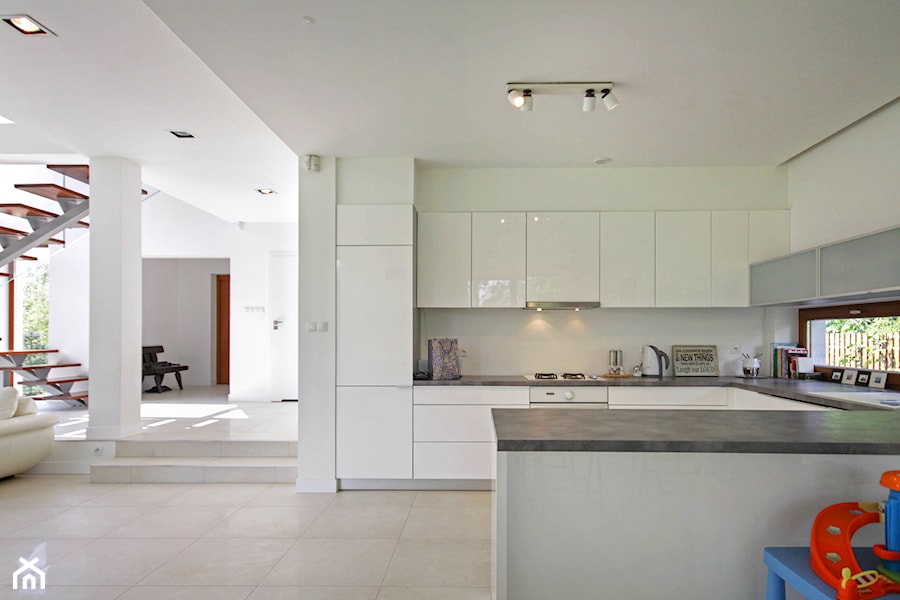 Z CHARAKTEREM 2 - realizacja projektu - Duża otwarta z kamiennym blatem biała z zabudowaną lodówką kuchnia w kształcie litery u, styl minimalistyczny - zdjęcie od DOMY Z WIZJĄ - nowoczesne projekty domów