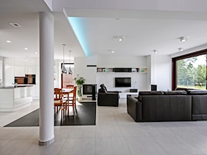 ATRAKCYJNY 1 - realizacja projektu - Średni biały salon z kuchnią z jadalnią, styl skandynawski - zdjęcie od DOMY Z WIZJĄ - nowoczesne projekty domów