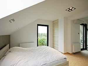 Z CHARAKTEREM 3 - realizacja projektu - Duża biała sypialnia na poddaszu z balkonem / tarasem, styl ... - zdjęcie od DOMY Z WIZJĄ - nowoczesne projekty domów