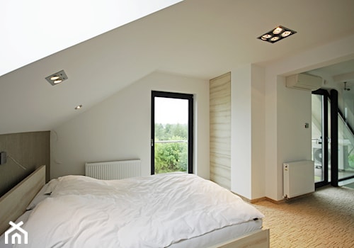 Z CHARAKTEREM 3 - realizacja projektu - Duża biała sypialnia na poddaszu z balkonem / tarasem, styl minimalistyczny - zdjęcie od DOMY Z WIZJĄ - nowoczesne projekty domów