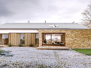 RODZINNY 3 - nowoczesna „stodoła” - Duże parterowe nowoczesne domy jednorodzinne murowane z dwuspadowym dachem, styl nowoczesny - zdjęcie od DOMY Z WIZJĄ - nowoczesne projekty domów
