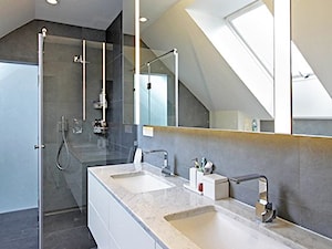 STYLOWY 2 - realizacja projektu - Średnia na poddaszu z lustrem z dwoma umywalkami z punktowym oświetleniem łazienka z oknem, styl nowoczesny - zdjęcie od DOMY Z WIZJĄ - nowoczesne projekty domów