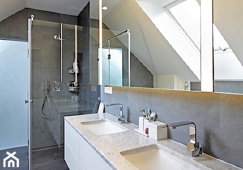 STYLOWY 2 - realizacja projektu - Średnia na poddaszu z lustrem z dwoma umywalkami z punktowym oświetleniem łazienka z oknem, styl nowoczesny - zdjęcie od DOMY Z WIZJĄ - nowoczesne projekty domów
