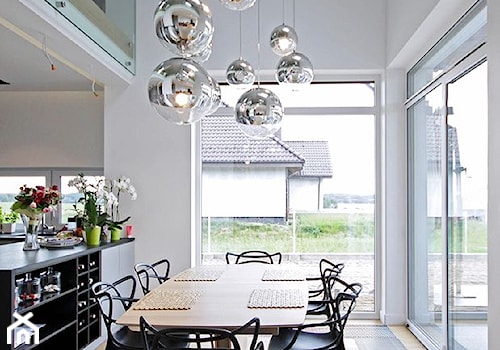 STYLOWY 2 - realizacja projektu - Średnia biała jadalnia w kuchni, styl nowoczesny - zdjęcie od DOMY Z WIZJĄ - nowoczesne projekty domów