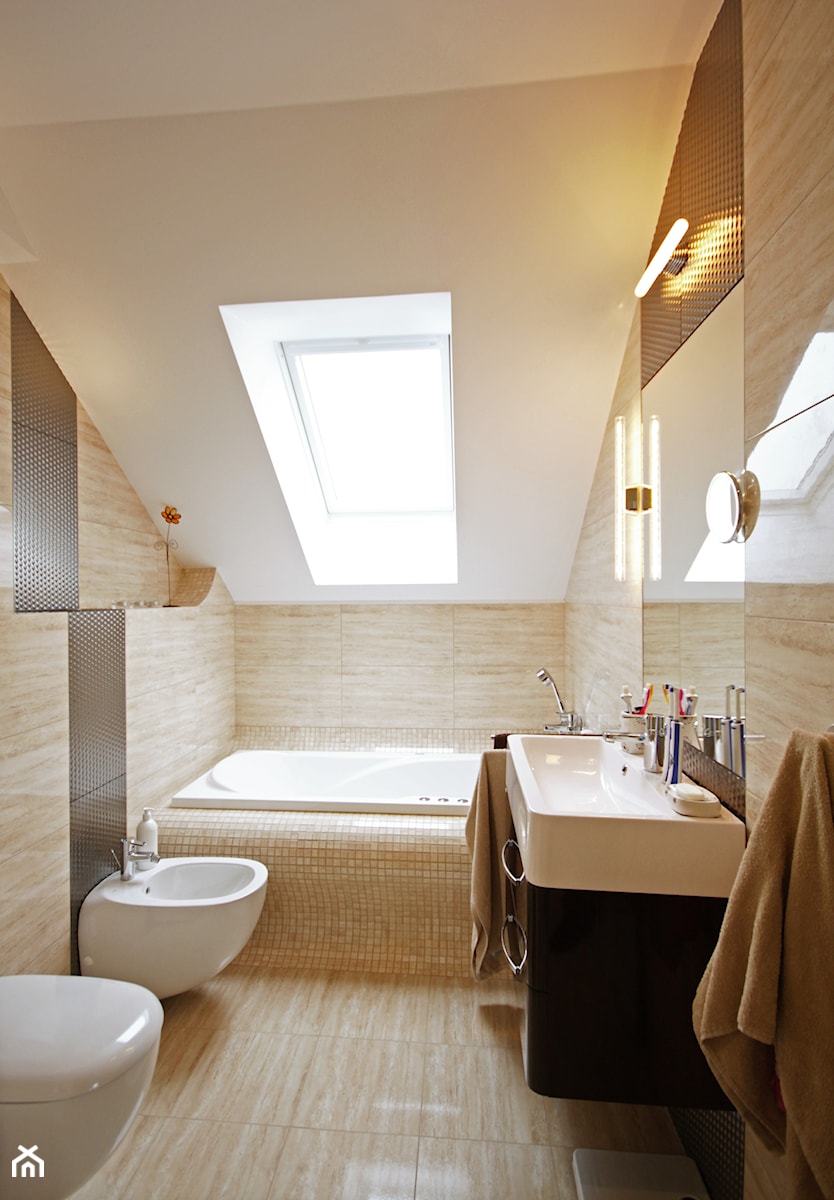 Z CHARAKTEREM 3 - realizacja projektu - Średnia na poddaszu łazienka z oknem, styl nowoczesny - zdjęcie od DOMY Z WIZJĄ - nowoczesne projekty domów