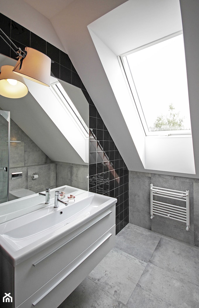 ATRAKCYJNY 1 - realizacja projektu - Na poddaszu łazienka, styl nowoczesny - zdjęcie od DOMY Z WIZJĄ - nowoczesne projekty domów - Homebook