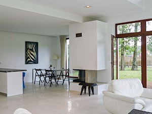 Z CHARAKTEREM 2 - realizacja projektu - Duży biały salon z kuchnią z jadalnią z tarasem / balkonem, styl minimalistyczny - zdjęcie od DOMY Z WIZJĄ - nowoczesne projekty domów