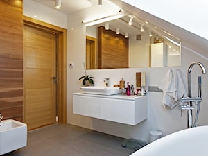 DOSKONAŁY 3 - realizacja projektu - Duża na poddaszu z punktowym oświetleniem łazienka, styl minimalistyczny - zdjęcie od DOMY Z WIZJĄ - nowoczesne projekty domów