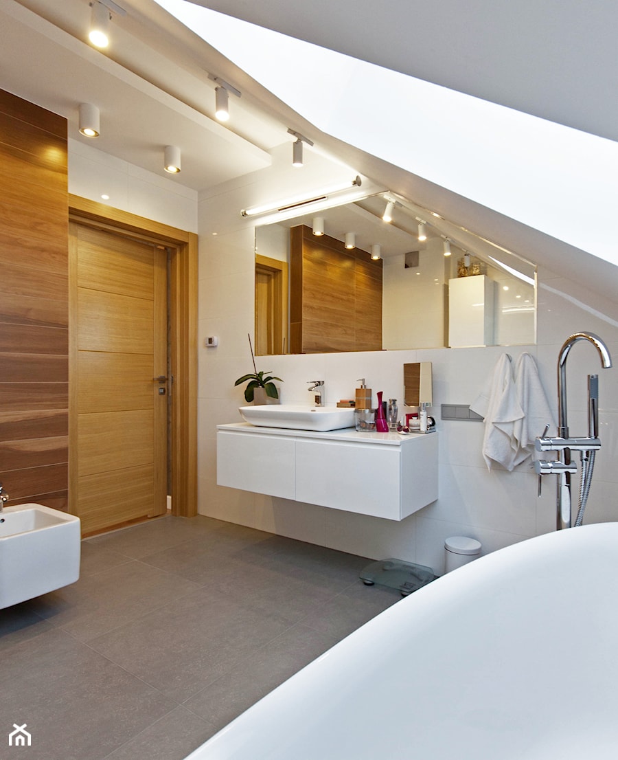 DOSKONAŁY 3 - realizacja projektu - Duża na poddaszu z punktowym oświetleniem łazienka, styl minimalistyczny - zdjęcie od DOMY Z WIZJĄ - nowoczesne projekty domów