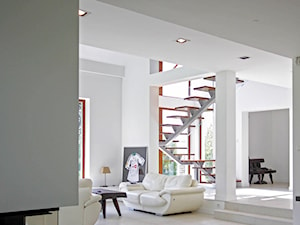Z CHARAKTEREM 2 - realizacja projektu - Średni biały salon, styl nowoczesny - zdjęcie od DOMY Z WIZJĄ - nowoczesne projekty domów