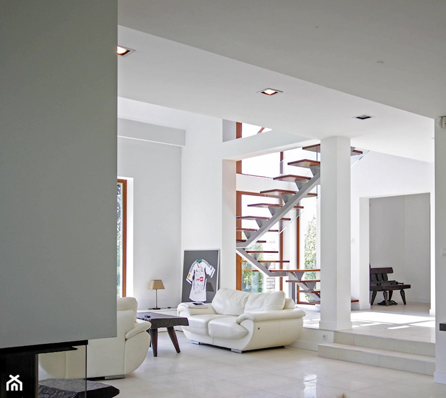 Z CHARAKTEREM 2 - realizacja projektu - Średni biały salon, styl nowoczesny - zdjęcie od DOMY Z WIZJĄ - nowoczesne projekty domów