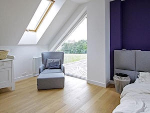 STYLOWY 2 - realizacja projektu - Duża biała fioletowa sypialnia na poddaszu, styl skandynawski - zdjęcie od DOMY Z WIZJĄ - nowoczesne projekty domów