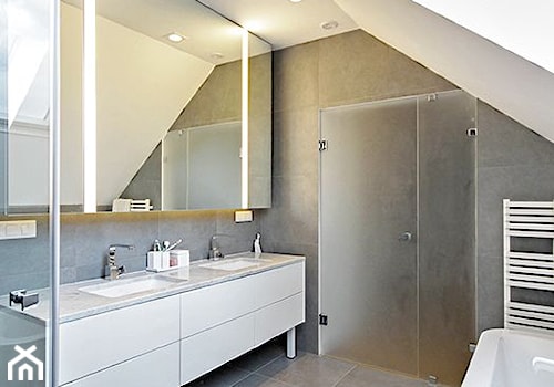 STYLOWY 2 - realizacja projektu - Średnia na poddaszu z lustrem z dwoma umywalkami z punktowym oświetleniem łazienka z oknem, styl minimalistyczny - zdjęcie od DOMY Z WIZJĄ - nowoczesne projekty domów