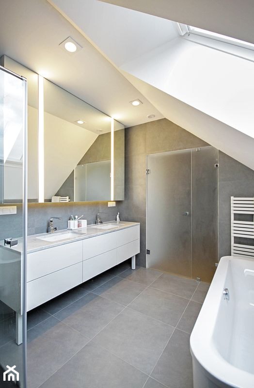 STYLOWY 2 - realizacja projektu - Średnia na poddaszu z lustrem z dwoma umywalkami z punktowym oświetleniem łazienka z oknem, styl minimalistyczny - zdjęcie od DOMY Z WIZJĄ - nowoczesne projekty domów - Homebook