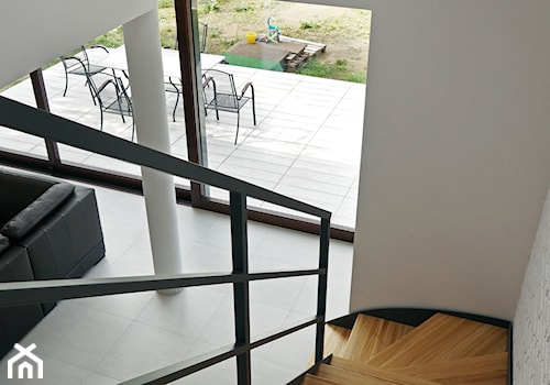 ATRAKCYJNY 1 - realizacja projektu - Schody zabiegowe wachlarzowe drewniane, styl nowoczesny - zdjęcie od DOMY Z WIZJĄ - nowoczesne projekty domów