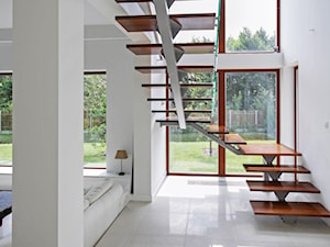 Z CHARAKTEREM 2 - realizacja projektu - Schody trójbiegowe drewniane metalowe, styl nowoczesny - zdjęcie od DOMY Z WIZJĄ - nowoczesne projekty domów