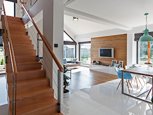 DOSKONAŁY 3 - realizacja projektu - Schody jednobiegowe drewniane metalowe, styl minimalistyczny - zdjęcie od DOMY Z WIZJĄ - nowoczesne projekty domów