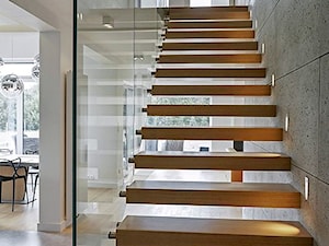 STYLOWY 2 - realizacja projektu - Schody jednobiegowe drewniane, styl minimalistyczny - zdjęcie od DOMY Z WIZJĄ - nowoczesne projekty domów
