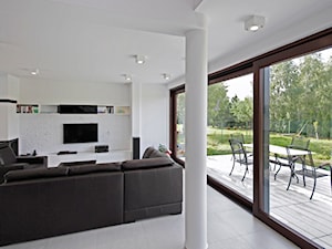 ATRAKCYJNY 1 - realizacja projektu - Duży biały salon z tarasem / balkonem, styl nowoczesny - zdjęcie od DOMY Z WIZJĄ - nowoczesne projekty domów