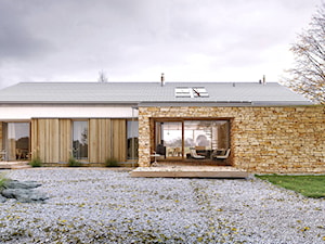 RODZINNY 2 - projekt domu z antresolą - Małe parterowe nowoczesne domy jednorodzinne murowane z dwuspadowym dachem, styl nowoczesny - zdjęcie od DOMY Z WIZJĄ - nowoczesne projekty domów