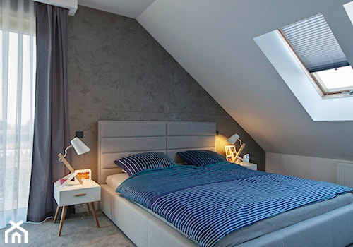 DOSKONAŁY 3 - realizacja projektu - Duża biała szara sypialnia na poddaszu, styl nowoczesny - zdjęcie od DOMY Z WIZJĄ - nowoczesne projekty domów
