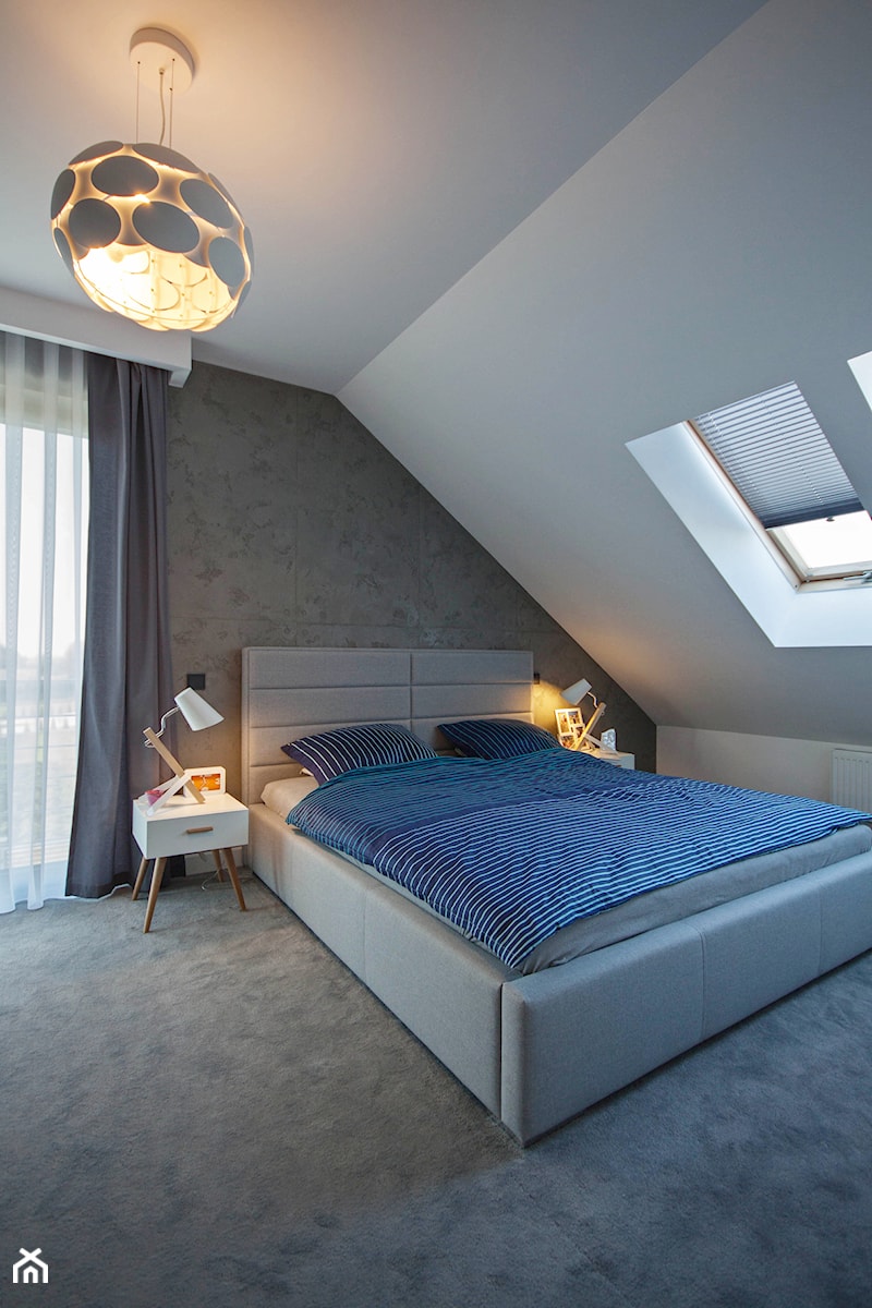 DOSKONAŁY 3 - realizacja projektu - Duża biała szara sypialnia na poddaszu, styl nowoczesny - zdjęcie od DOMY Z WIZJĄ - nowoczesne projekty domów