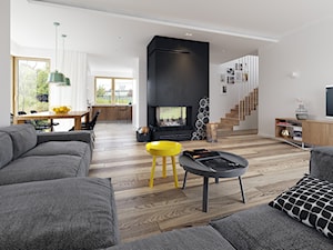 PRAKTYCZNY 3A - niewielki dom z poddaszem użytkowym - Duży biały czarny salon z jadalnią, styl skandynawski - zdjęcie od DOMY Z WIZJĄ - nowoczesne projekty domów