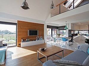 DOSKONAŁY 3 - realizacja projektu - Duży biały salon z kuchnią z jadalnią z antresolą, styl minimalistyczny - zdjęcie od DOMY Z WIZJĄ - nowoczesne projekty domów