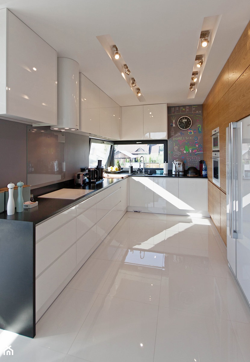 DOSKONAŁY 3 - realizacja projektu - Duża szara z zabudowaną lodówką z podblatowym zlewozmywakiem kuchnia w kształcie litery u, styl minimalistyczny - zdjęcie od DOMY Z WIZJĄ - nowoczesne projekty domów