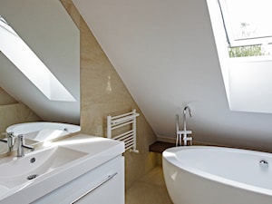 ATRAKCYJNY 1 - realizacja projektu - Na poddaszu łazienka, styl nowoczesny - zdjęcie od DOMY Z WIZJĄ - nowoczesne projekty domów