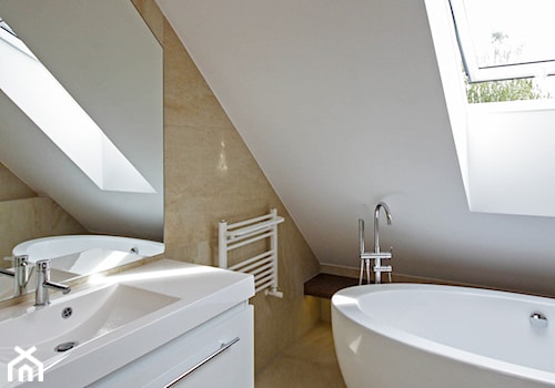 ATRAKCYJNY 1 - realizacja projektu - Na poddaszu łazienka, styl nowoczesny - zdjęcie od DOMY Z WIZJĄ - nowoczesne projekty domów