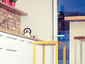 Moja kuchnia: biały, cegiełka, kolor, drewno - zdjęcie od loftdecora.pl