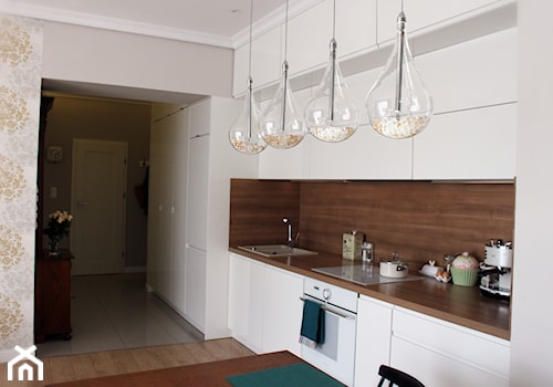 Realizacja projektu - mieszkanie 55 m - Mała otwarta z salonem z zabudowaną lodówką z podblatowym zlewozmywakiem kuchnia jednorzędowa, styl nowoczesny - zdjęcie od Duo Design