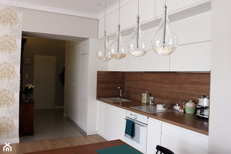 Realizacja projektu - mieszkanie 55 m - Mała otwarta z salonem z zabudowaną lodówką z podblatowym zlewozmywakiem kuchnia jednorzędowa, styl nowoczesny - zdjęcie od Duo Design