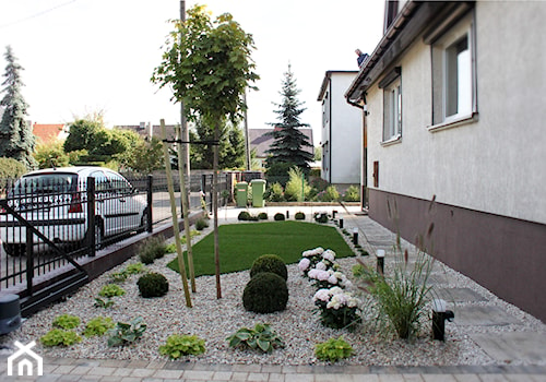 Elegancki ogród przed domem - Średni z nawierzchnią pokrytą kostką brukową ogród przed domem, styl tradycyjny - zdjęcie od Duo Design